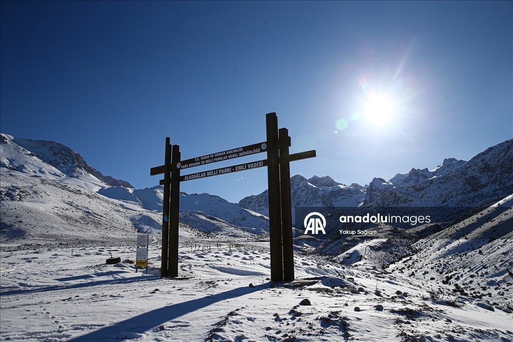 Doğa sporcuları Aladağlar'ın karla kaplı eteklerinde sınırlarını zorluyor