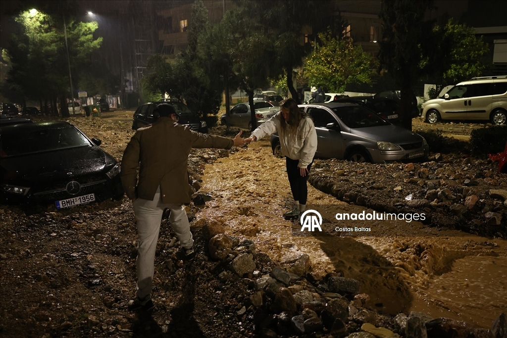 Yunanistan'da olumsuz hava koşulları nedeniyle 2 kişi hayatını kaybetti 