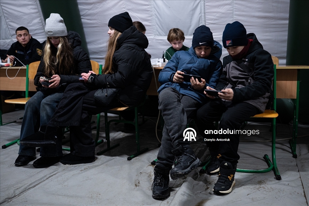 Ukraynalılar elektrik kesintilerine karşı 'Yenilmezlik Noktaları'na sığınıyor