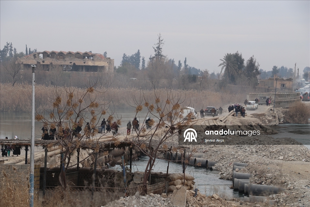 Suriye'nin Deyrizor ilinde 15 yıldır hedef alınan köprüler, halkın yaşamını durma noktasına getirdi