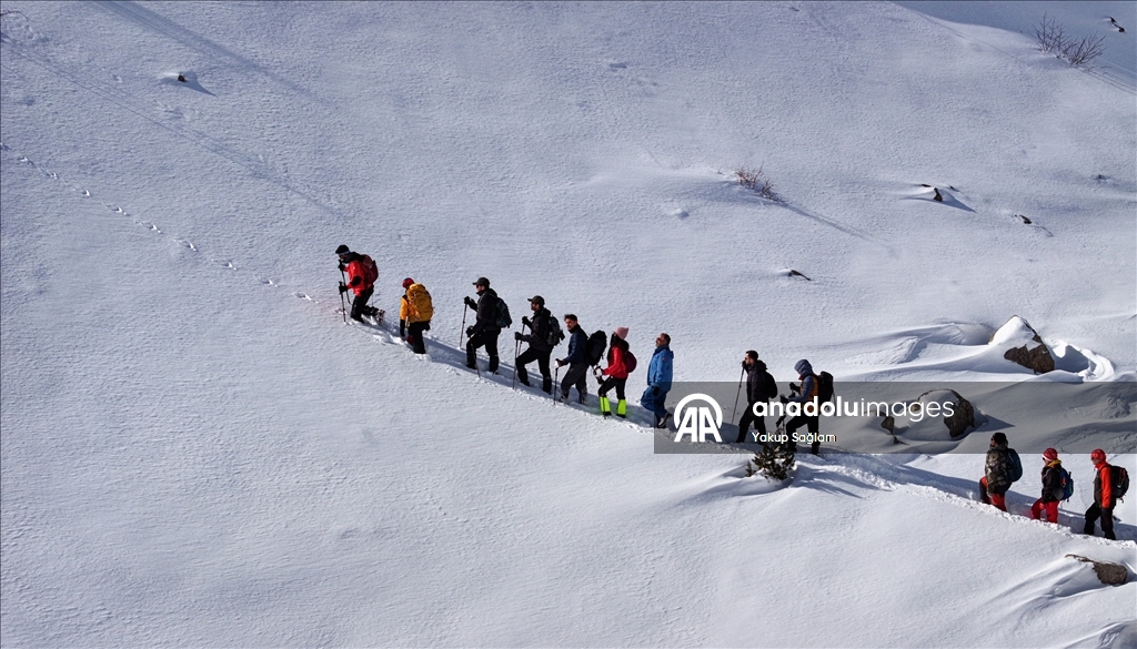 Doğa sporcuları Aladağlar'ın karla kaplı eteklerinde sınırlarını zorluyor