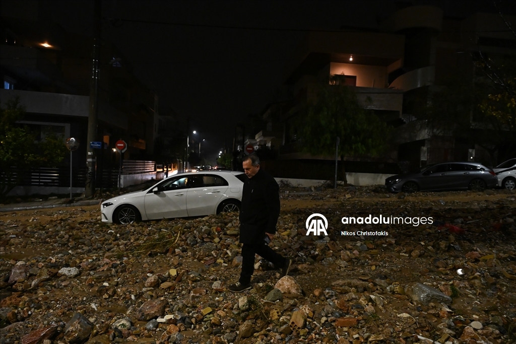 Yunanistan'da olumsuz hava koşulları nedeniyle 2 kişi hayatını kaybetti 