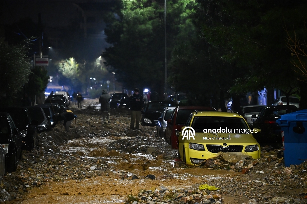 Yunanistan'da olumsuz hava koşulları nedeniyle 2 kişi hayatını kaybetti 