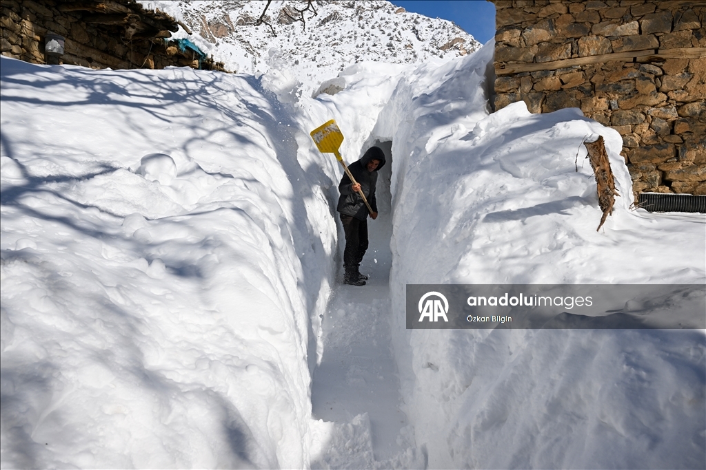 Li Wanê li taxên ku stûriya berfê ji 2 metreyan derbas bûye zivistan dijwar derbas dibe
