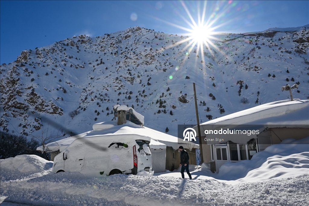 Li Wanê li taxên ku stûriya berfê ji 2 metreyan derbas bûye zivistan dijwar derbas dibe