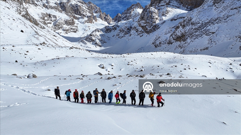 Doğa sporcuları Aladağlar'ın karla kaplı eteklerinde sınırlarını zorluyor