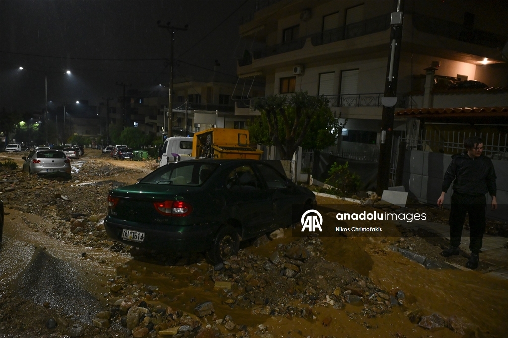 Yunanistan'da olumsuz hava koşulları nedeniyle 2 kişi hayatını kaybetti 