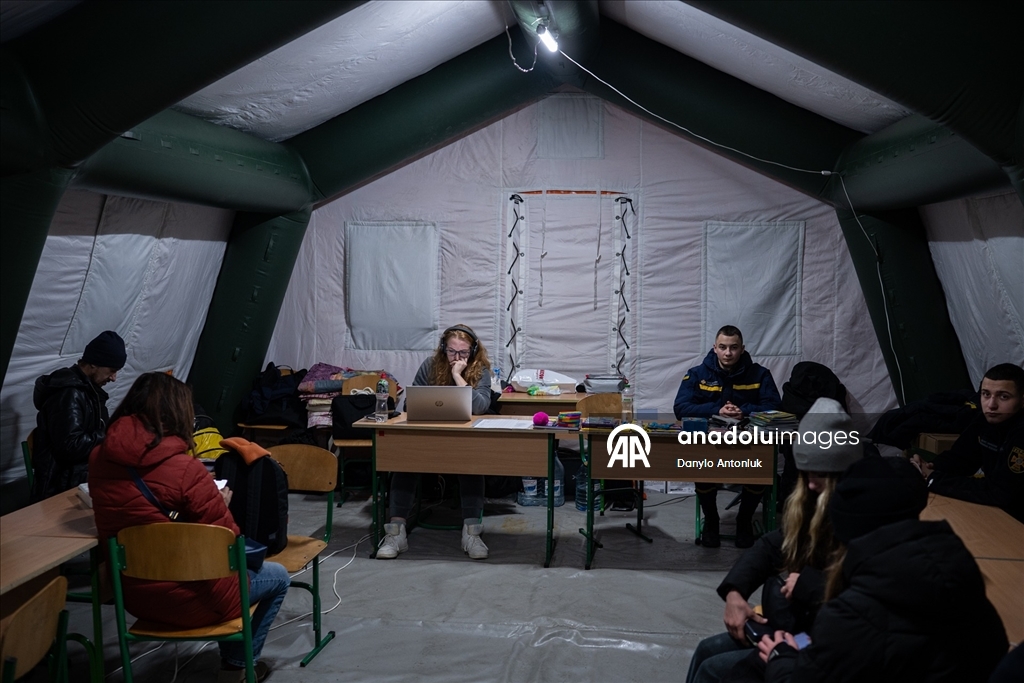 Ukraynalılar elektrik kesintilerine karşı 'Yenilmezlik Noktaları'na sığınıyor