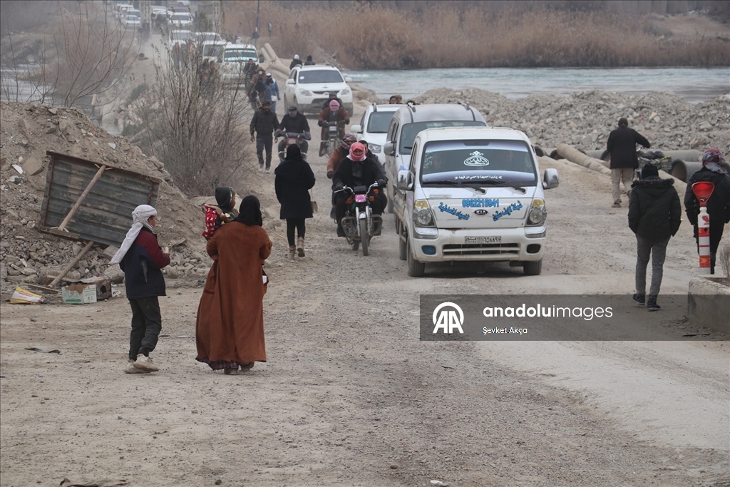 Suriye'nin Deyrizor ilinde 15 yıldır hedef alınan köprüler, halkın yaşamını durma noktasına getirdi