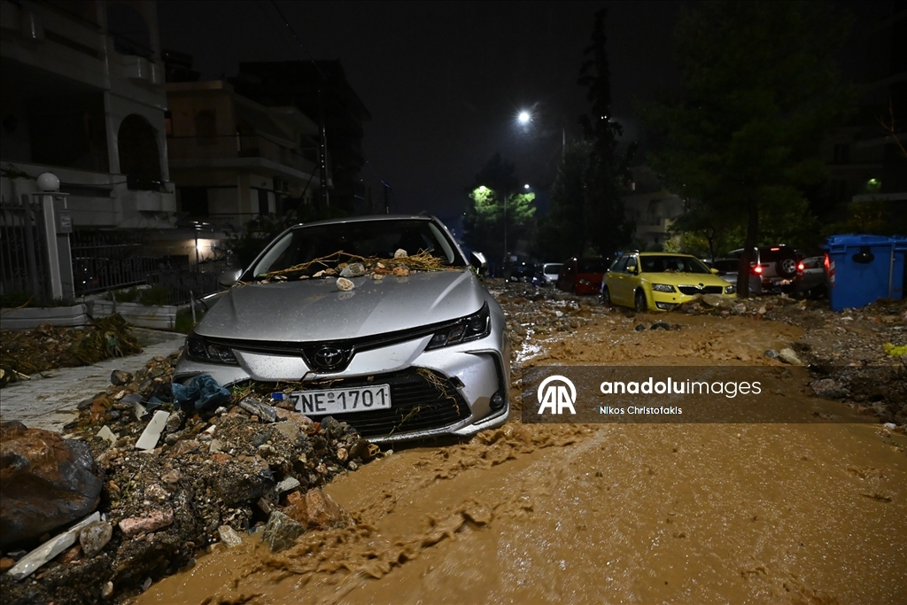 Yunanistan'da olumsuz hava koşulları nedeniyle 2 kişi hayatını kaybetti 