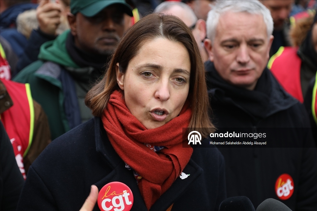 Paris’te 1 Mayıs resmi tatilinin değiştirilmesine karşı miting düzenlendi