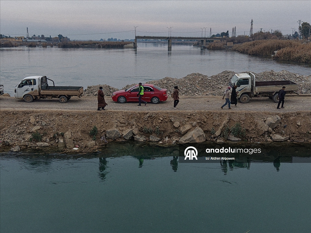 Suriye'nin Deyrizor ilinde 15 yıldır hedef alınan köprüler, halkın yaşamını durma noktasına getirdi