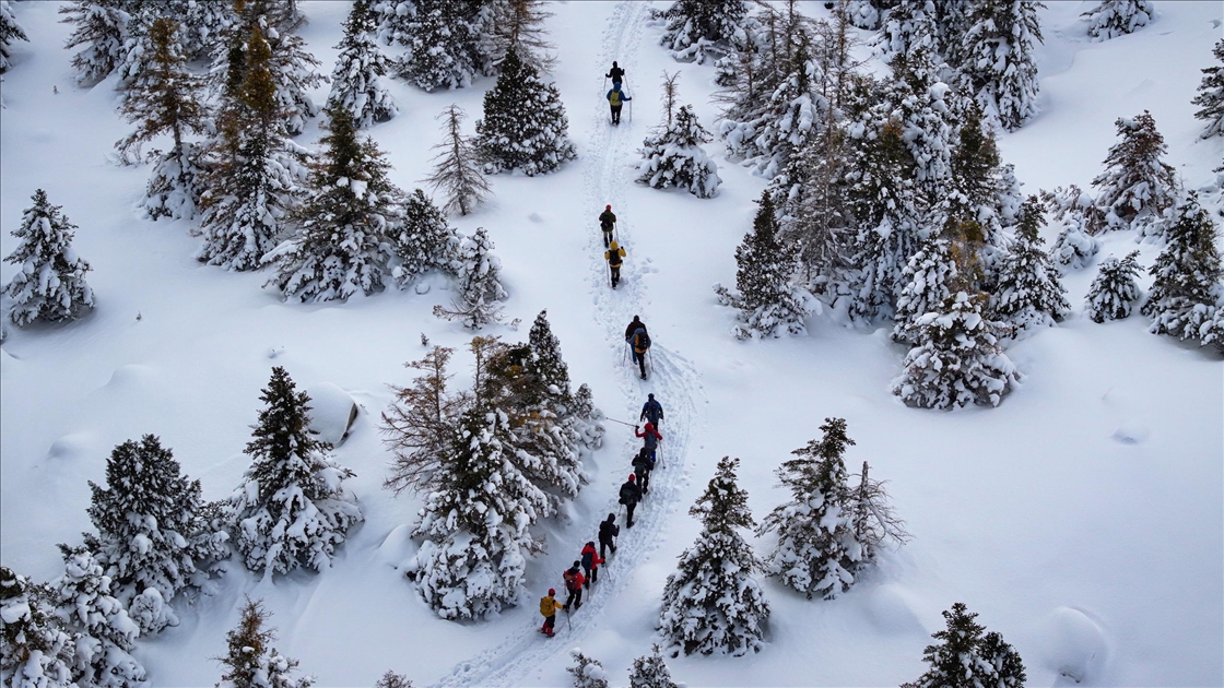 Doğa sporcuları Aladağlar'ın karla kaplı eteklerinde sınırlarını zorluyor