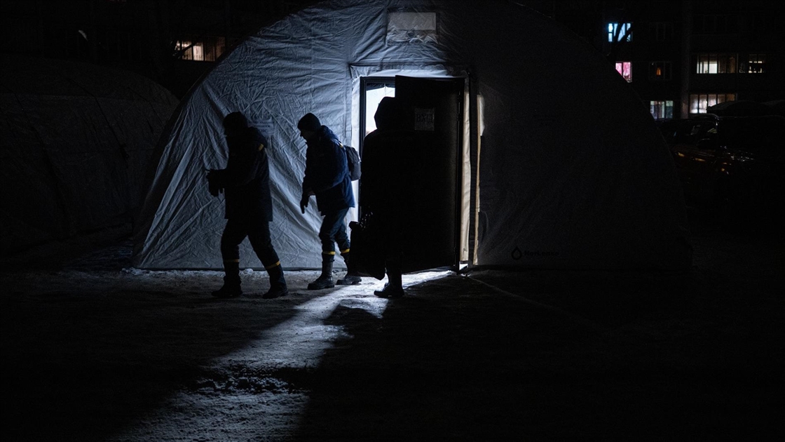 Ukraynalılar elektrik kesintilerine karşı 'Yenilmezlik Noktaları'na sığınıyor