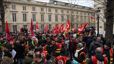 Paris’te 1 Mayıs resmi tatilinin değiştirilmesine karşı miting düzenlendi