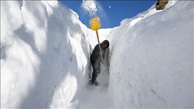 Van'da kar kalınlığının 2 metreyi bulduğu mahallelerde yaşam zorlu geçiyor