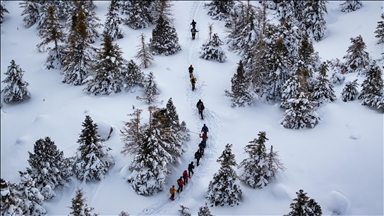 Doğa sporcuları Aladağlar'ın karla kaplı eteklerinde sınırlarını zorluyor