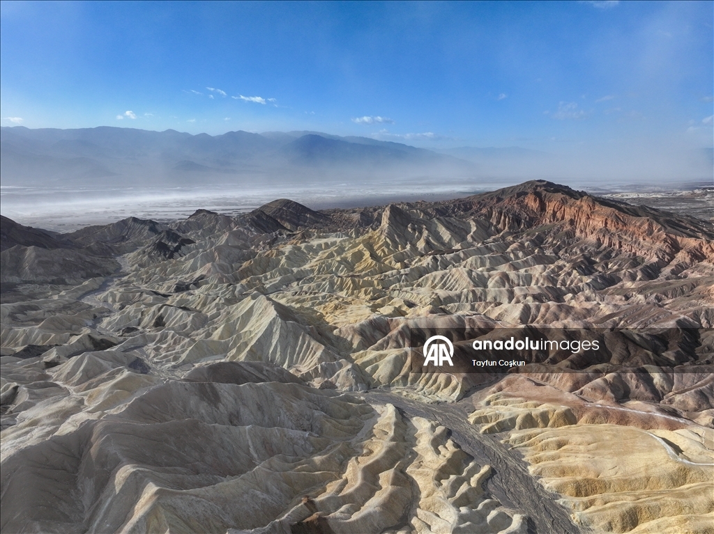 Death Valley'deki Zabriskie Point'te jeolojik arazi şekilleri havadan görüntülendi