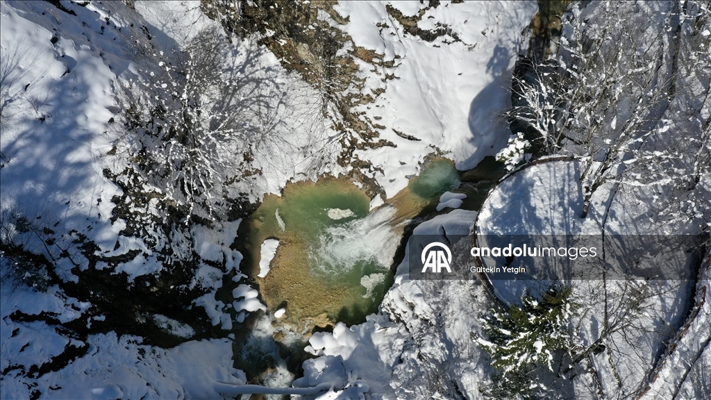 لوحة آسرة.. الثلوج تكسو بحيرة "مافي غل" وشلال "كوزالان" شمالي تركيا