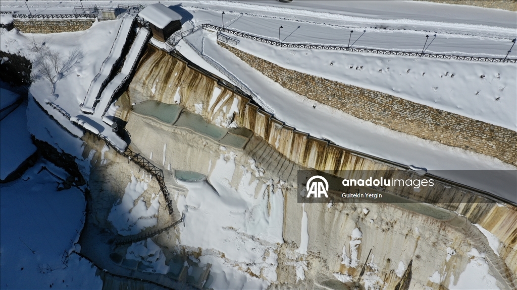 Giresun'daki Mavigöl ile Kuzalan Şelalesi beyaz örtüyle kaplandı