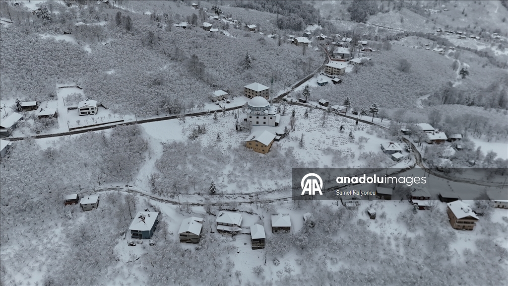 Düzce'deki Yanık Yaylası ve çevresindeki kar manzarası dronla görüntülendi