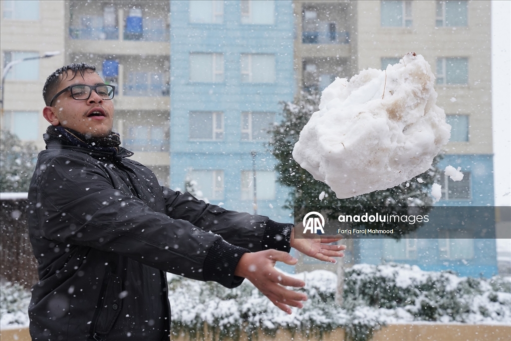 Irak'ın Süleymaniye kentinde kar yağışı etkili oldu