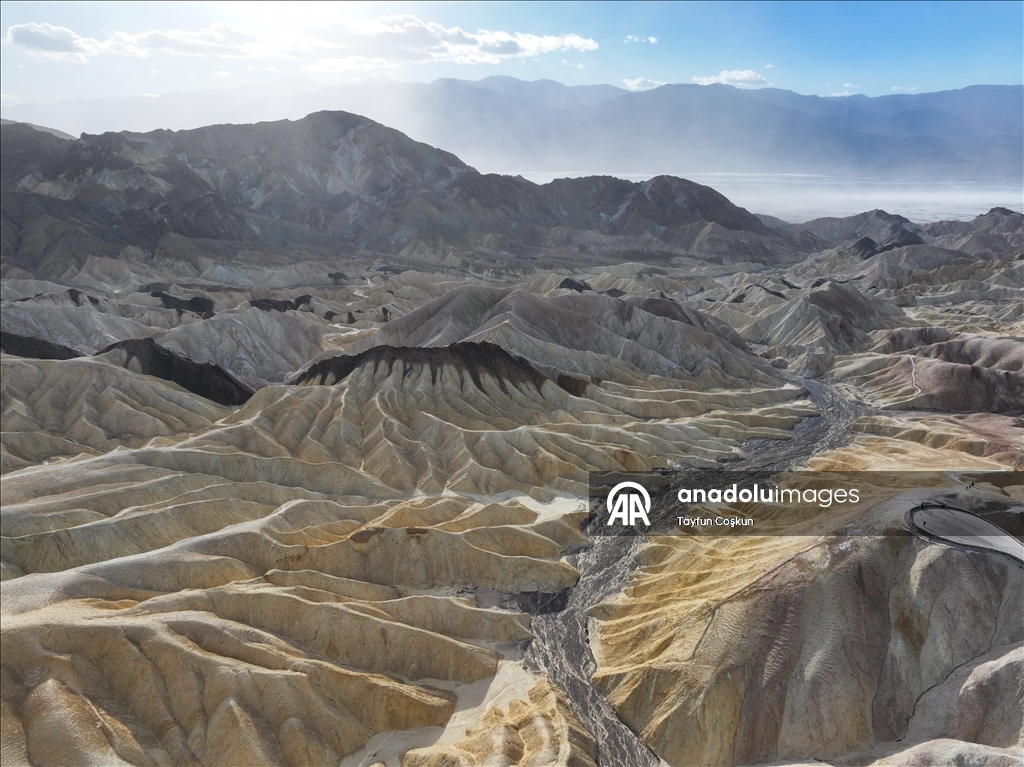 Death Valley'deki Zabriskie Point'te jeolojik arazi şekilleri havadan görüntülendi