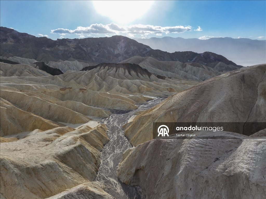 Death Valley'deki Zabriskie Point'te jeolojik arazi şekilleri havadan görüntülendi