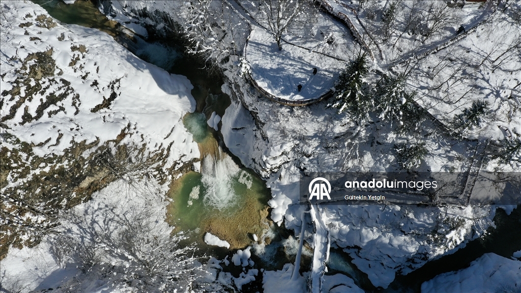 لوحة آسرة.. الثلوج تكسو بحيرة "مافي غل" وشلال "كوزالان" شمالي تركيا