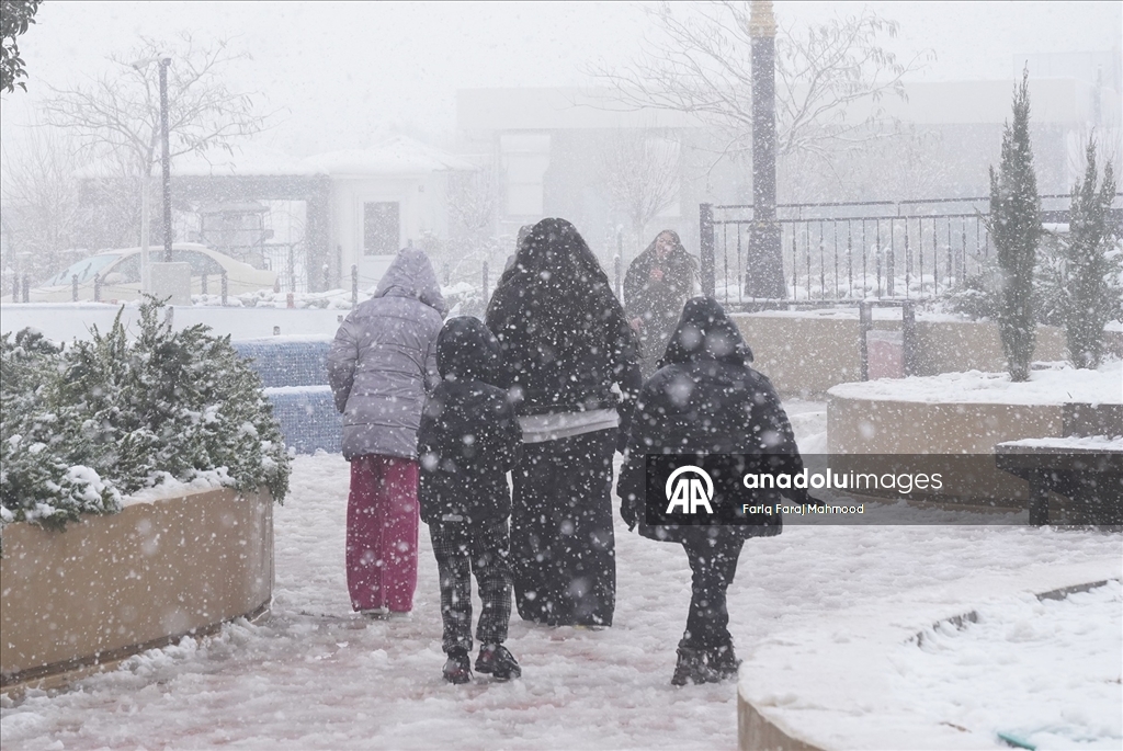 Irak'ın Süleymaniye kentinde kar yağışı etkili oldu