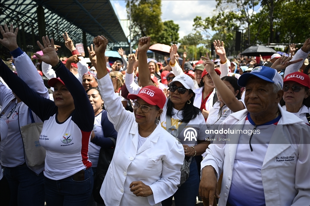 Тысячи людей в Каракасе вышли на митинг в поддержку Мадуро