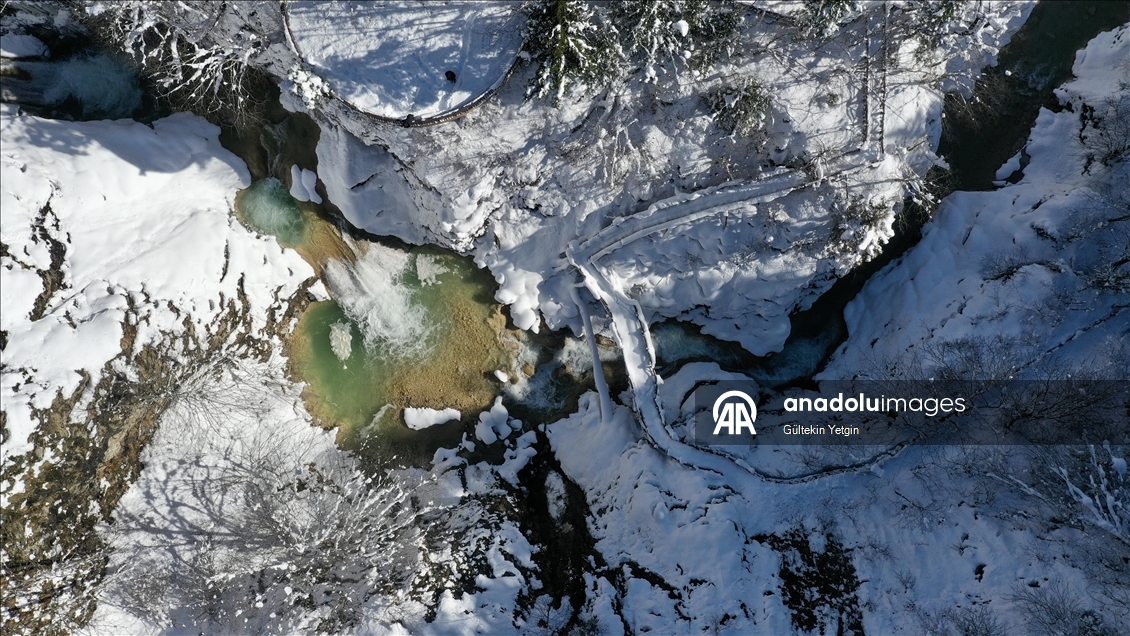 Giresun'daki Mavigöl ile Kuzalan Şelalesi beyaz örtüyle kaplandı