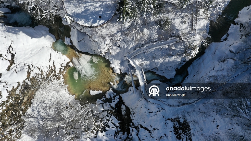 لوحة آسرة.. الثلوج تكسو بحيرة "مافي غل" وشلال "كوزالان" شمالي تركيا