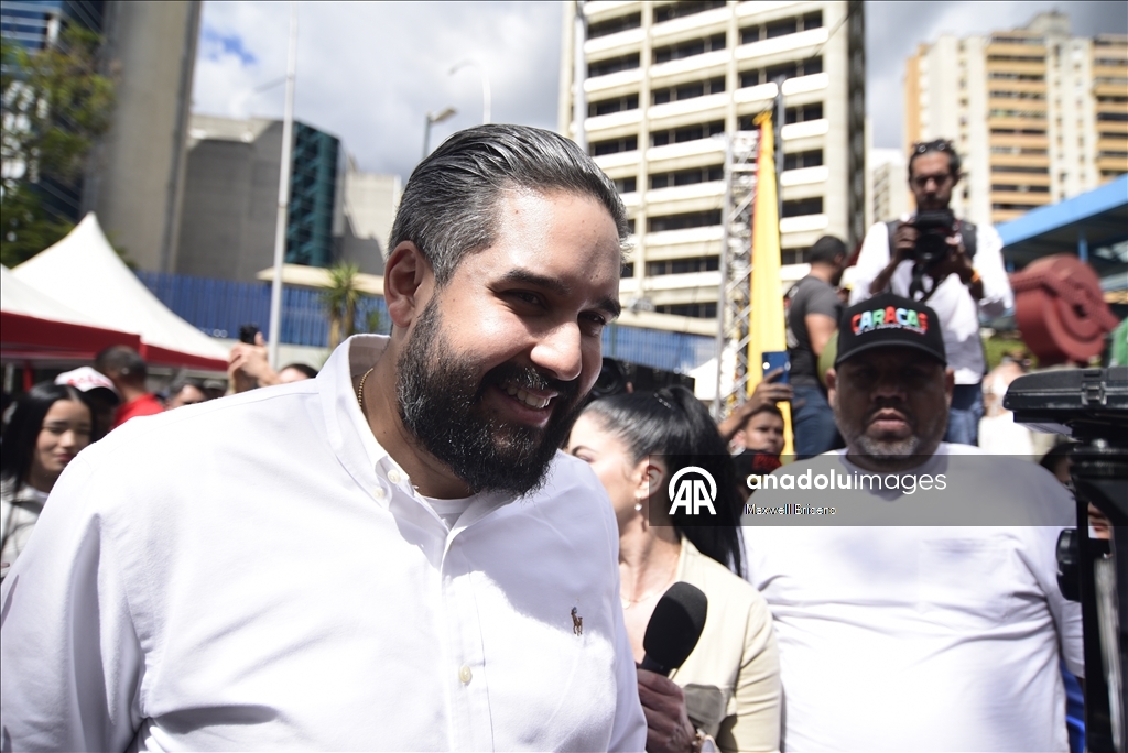 Тысячи людей в Каракасе вышли на митинг в поддержку Мадуро