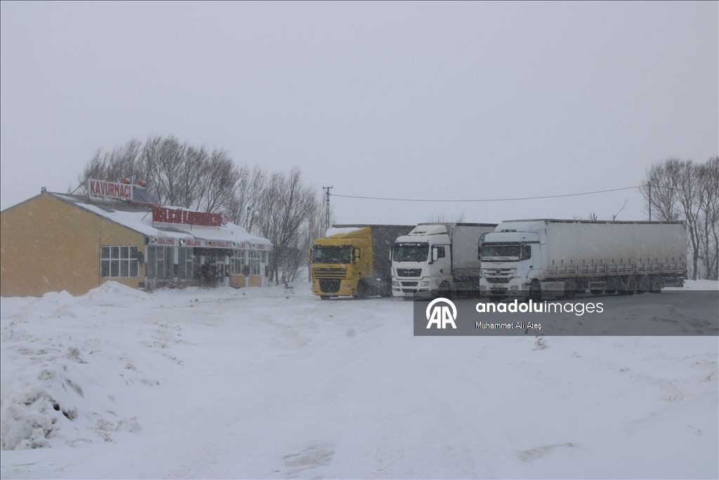 Ağrı'da tipi etkili oldu