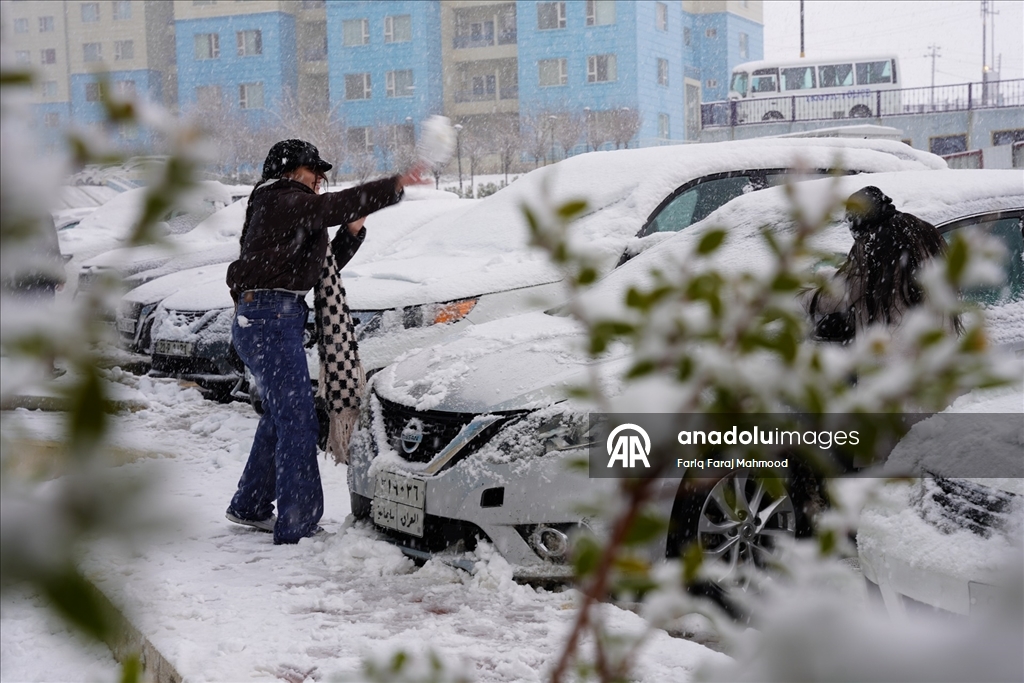 Irak'ın Süleymaniye kentinde kar yağışı etkili oldu