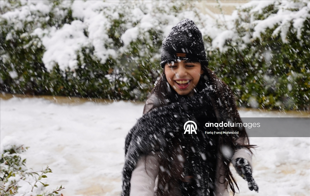 Irak'ın Süleymaniye kentinde kar yağışı etkili oldu