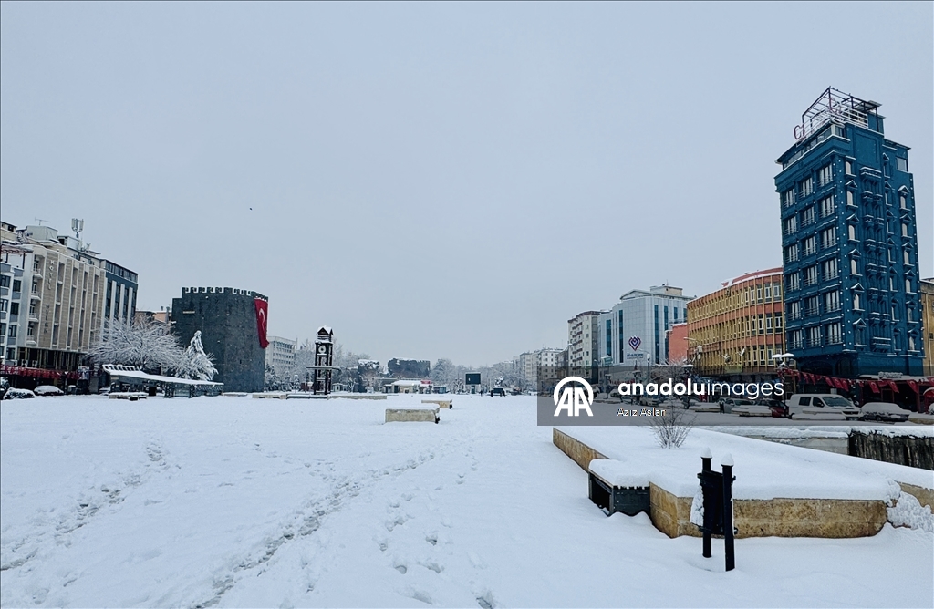 Diyarbakır ve çevre illerde kar yağışı etkisini sürdürüyor