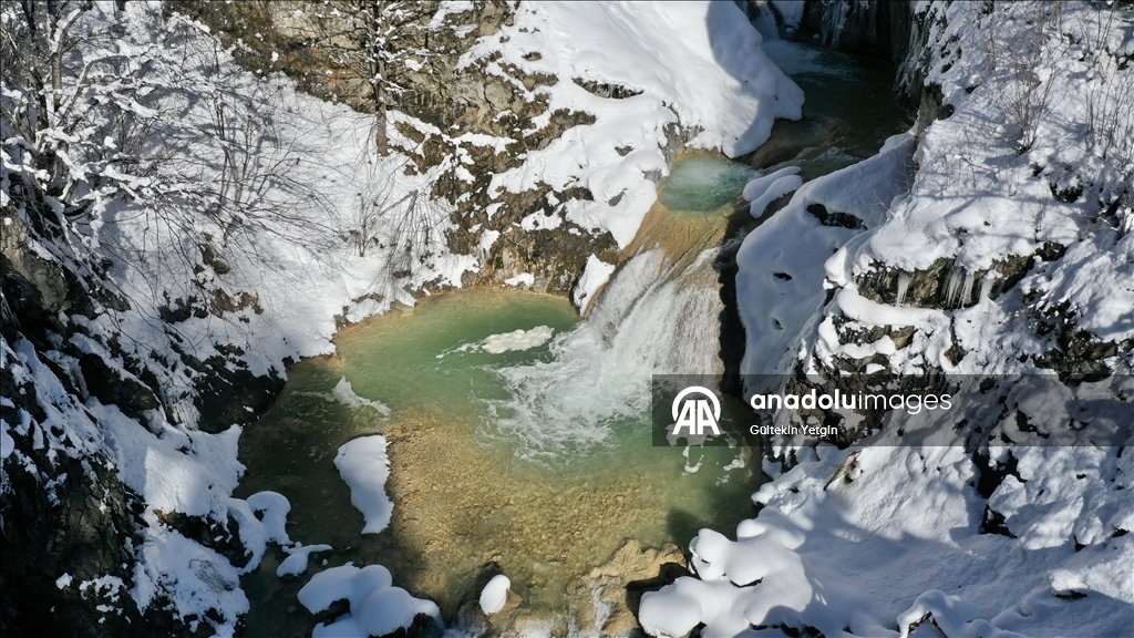 لوحة آسرة.. الثلوج تكسو بحيرة "مافي غل" وشلال "كوزالان" شمالي تركيا