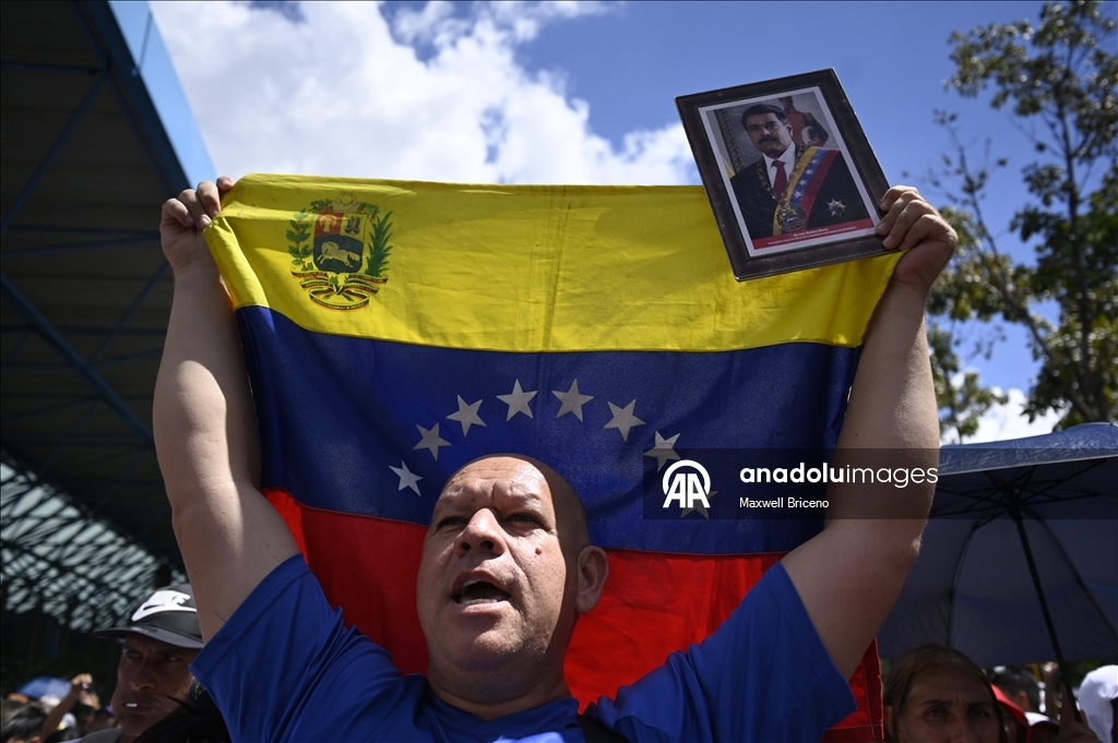 Тысячи людей в Каракасе вышли на митинг в поддержку Мадуро