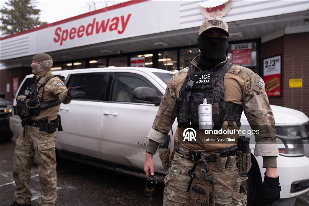 Жители протестовали против сотрудника таможни США Грегори Бовино в Миннесоте, когда он делал покупки на автозаправке