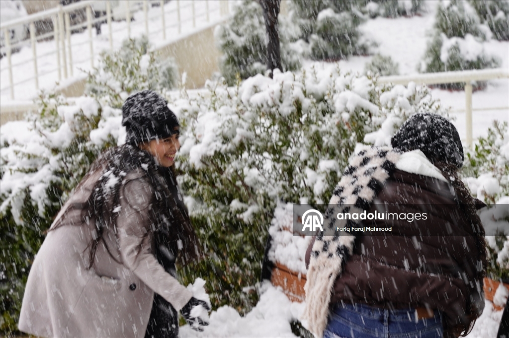 Irak'ın Süleymaniye kentinde kar yağışı etkili oldu
