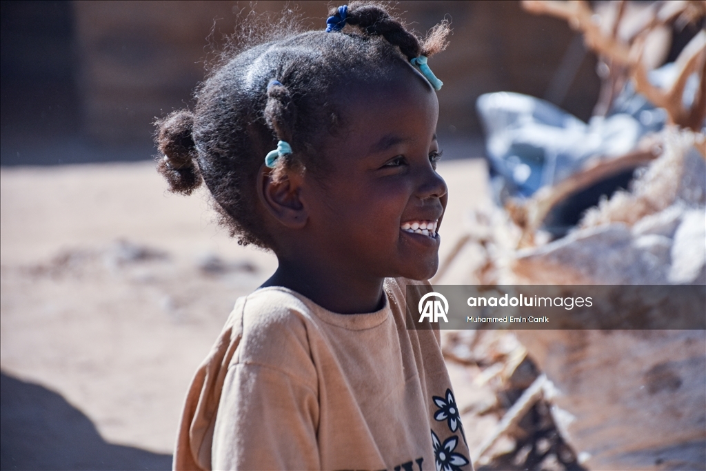 Sudan’daki El-Affad Mülteci Kampı, acılarını yüklenip yerinden edilen binlerce kişiyi barındırıyor