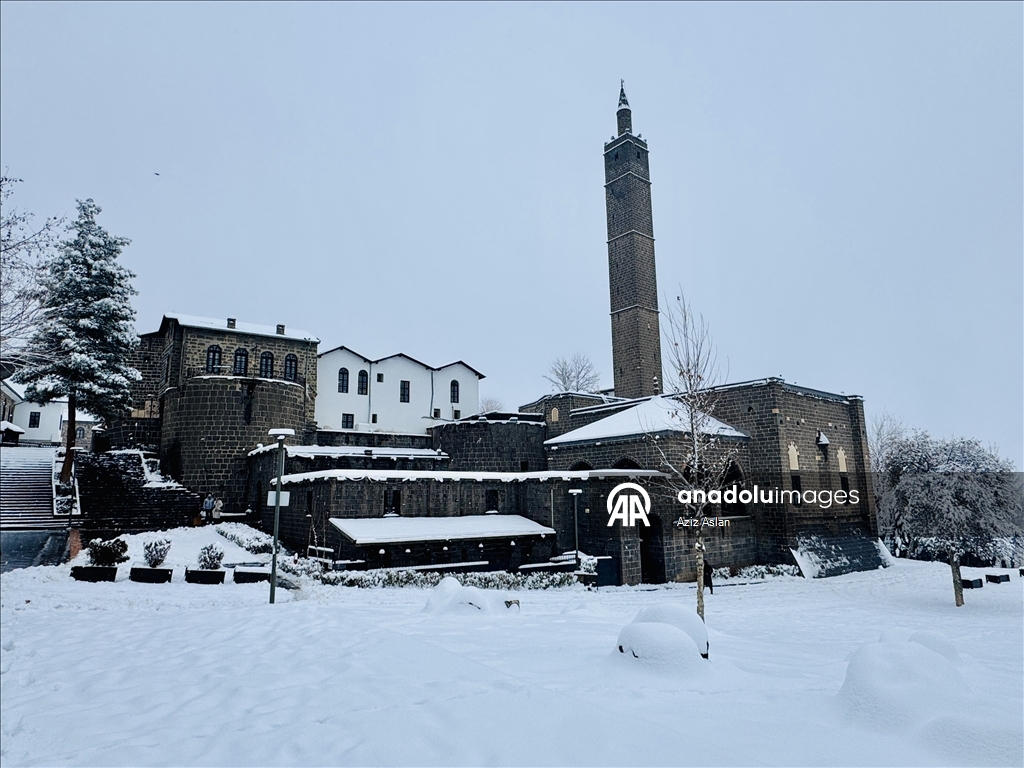 Diyarbakır ve çevre illerde kar yağışı etkisini sürdürüyor