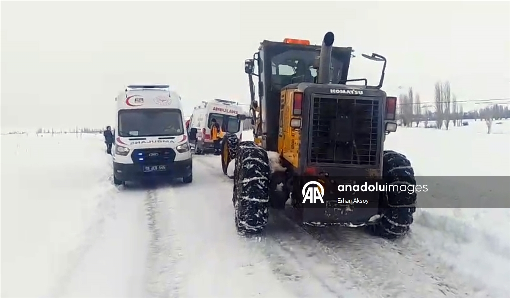 Sivas'ta kar nedeniyle mahsur kalan sağlık ekibi kurtarıldı
