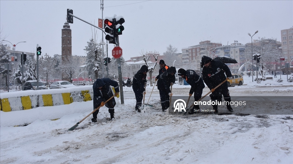 Siirt'te kar yağışı etkisini sürdürüyor