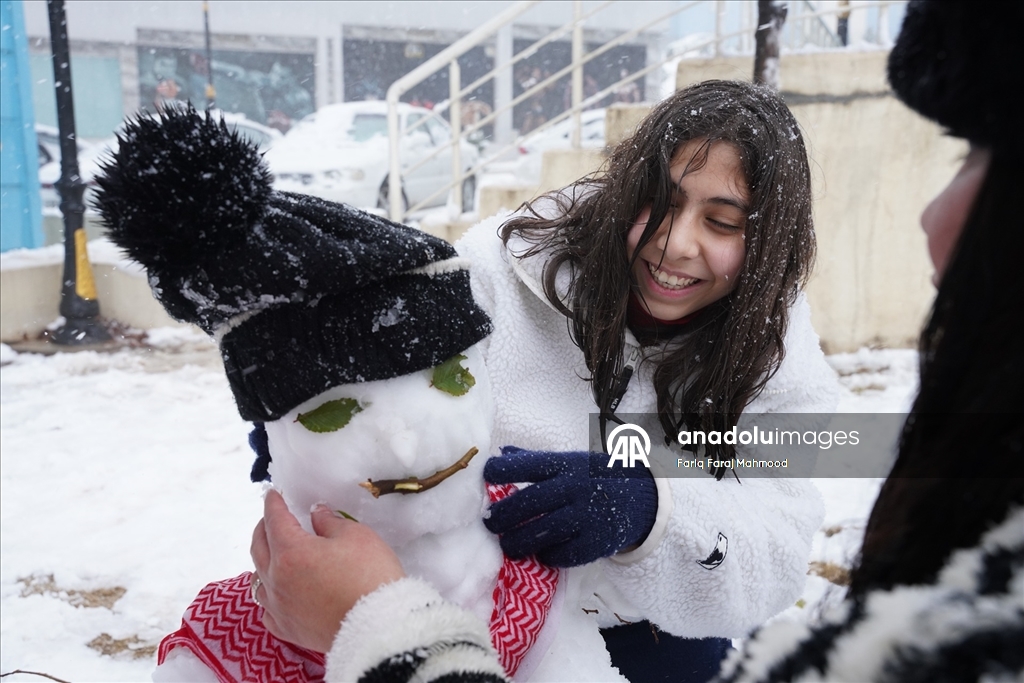 Irak'ın Süleymaniye kentinde kar yağışı etkili oldu