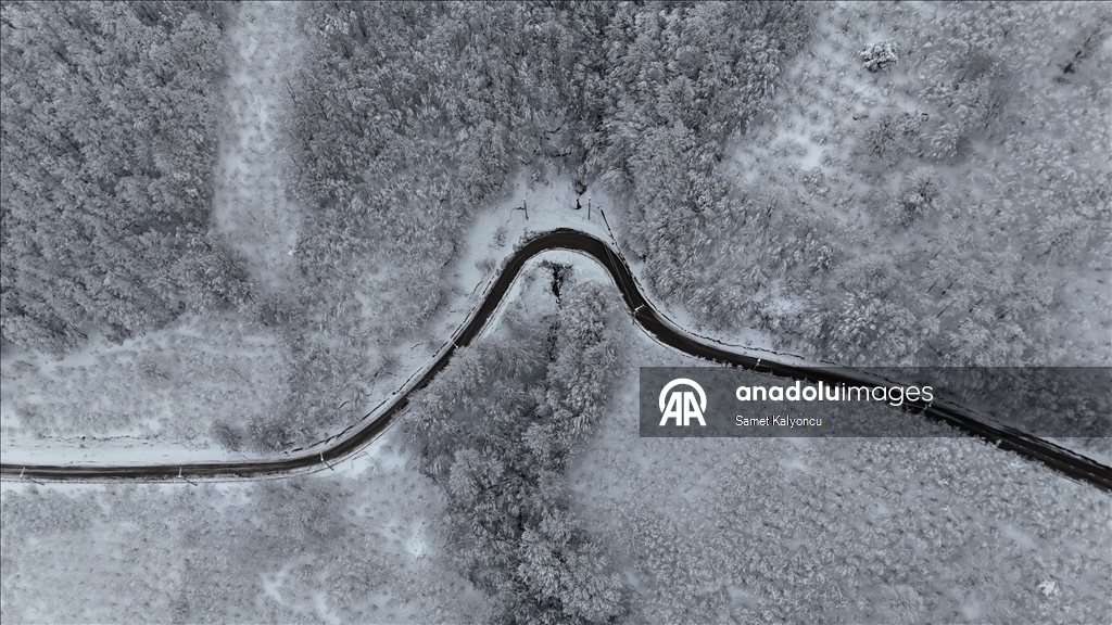 Düzce'deki Yanık Yaylası ve çevresindeki kar manzarası dronla görüntülendi