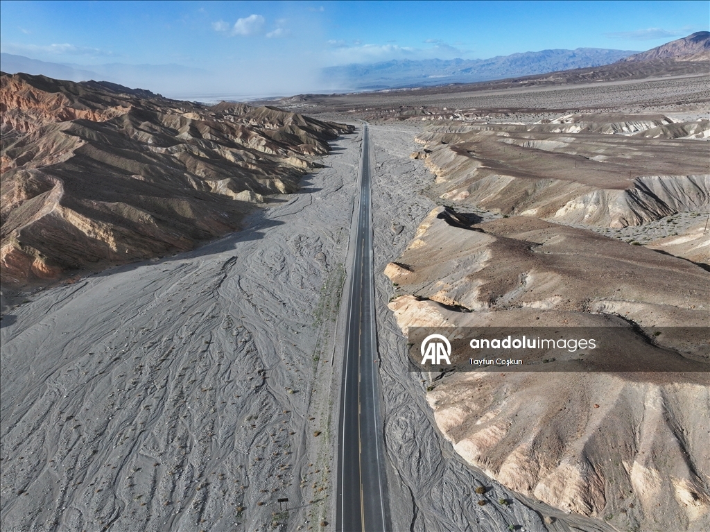 Death Valley'deki Zabriskie Point'te jeolojik arazi şekilleri havadan görüntülendi
