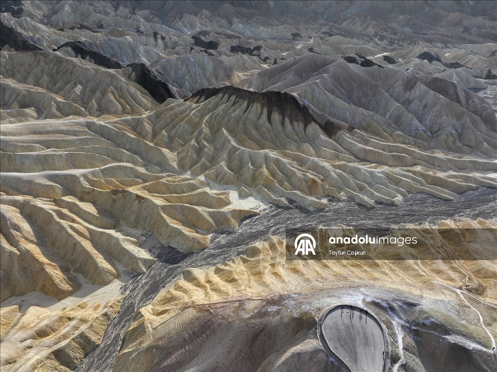 Death Valley'deki Zabriskie Point'te jeolojik arazi şekilleri havadan görüntülendi